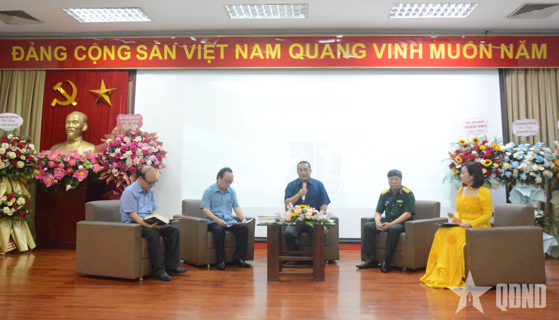 Ra mắt cuốn sách “Con đường tương lai”